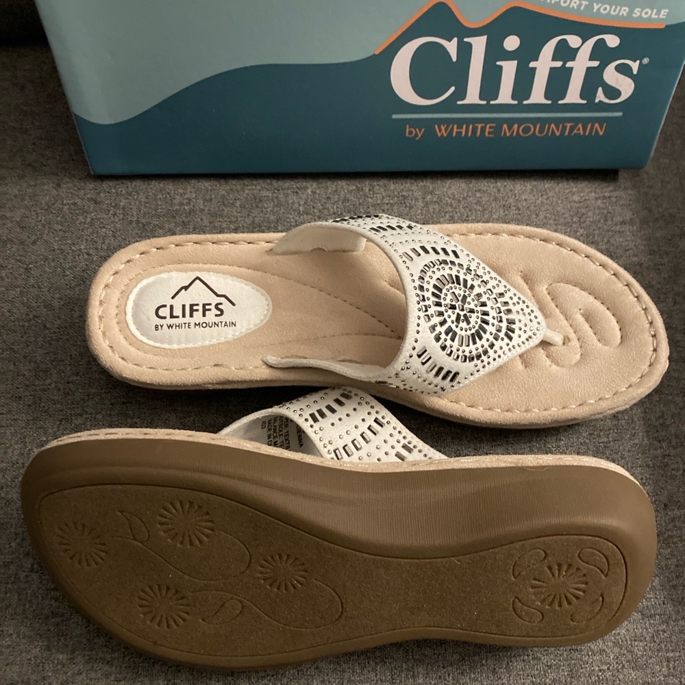 Cliffs by WHITE MOUNTAIN white Embellished Thong Sandals size 8-8.5 - Picture 2 of 9